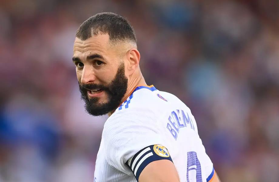 kapiten Reala karim benzema na stadionu u bijelom dresu