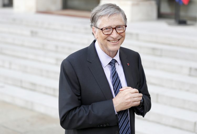 voli predviđati stvari bill gates drži sklopljene ruke stoji