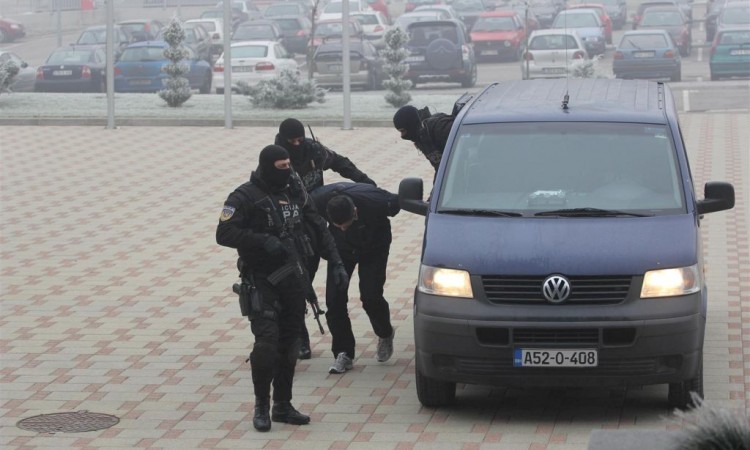 Pripadnici SIPA-e uhapsili jednu osobu danas u Istočnom Sarajevu kombi SIPA-e pored dva policajca vode uhapšenog ilustracija