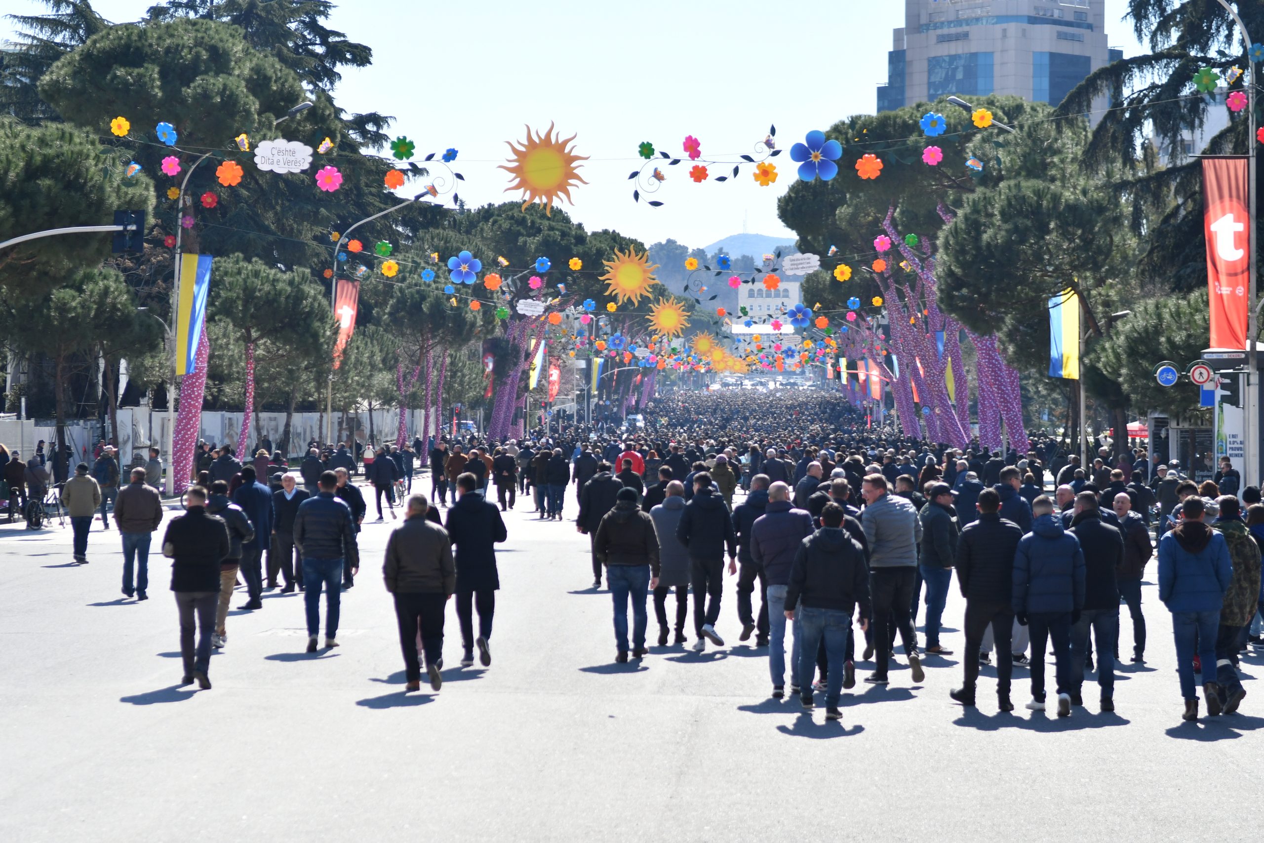 Iranska ‘moralna policija‘ smaknula je tinejdžera iranci protestuju na ulicama Teherana