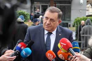 izbore na nivo RS Milorad dodik daje izjavu novinarima mikrofoni