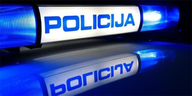 Vozač električnog romobila rotacija s natpisom policija policijski automobil noć