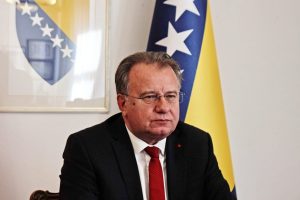 opozicije u RS Nermin Nikšić sjedi u kancelariji zastava BiH iza grb BiH na zidu Nikšić u crnom sakou bijeloj košulji crvenoj kravati