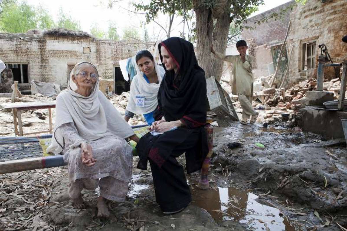 posebne ambasadorice UNHCR-a angelina jolie sa izbjeglicama obučena u crno