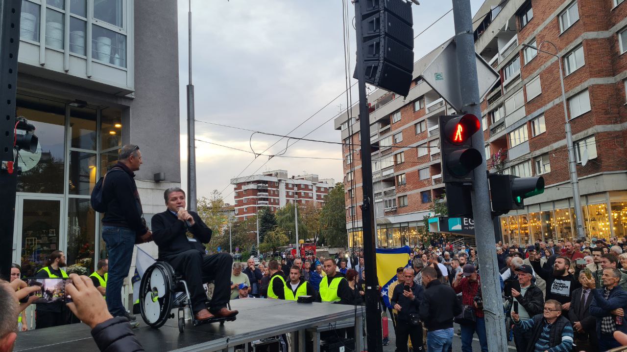 Aganović održao govor na protestima ispred OHR-a