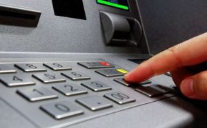 europol upozorava osoba podiže novac s bankomata tipkovnica