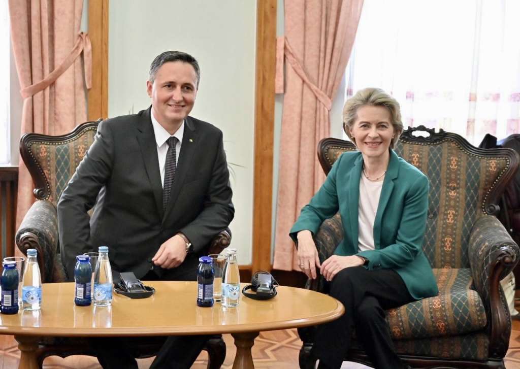 Bećirović i Von der Leyen sjede za stolom