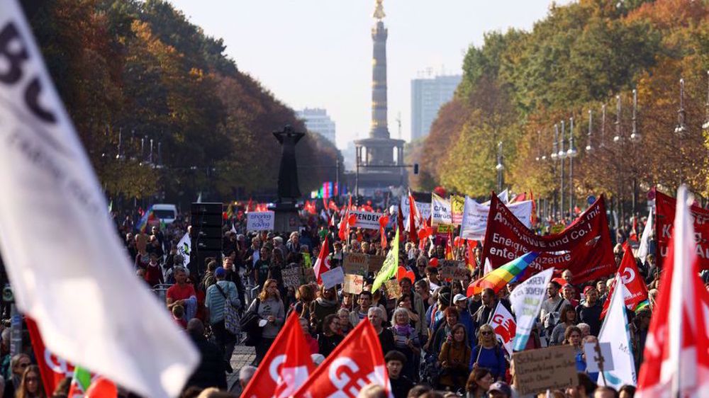 Protesti zbog poskupljenja hiljade ljudi na protestima nose transparente u njemačkoj