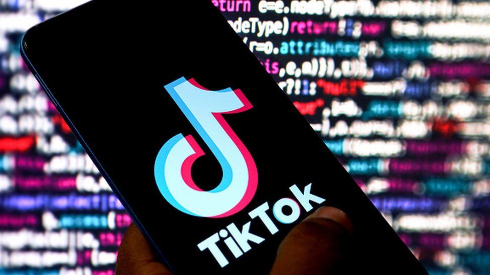 TikTok postaje izvor vijesti tiktok na mobiteli u pozadini slova