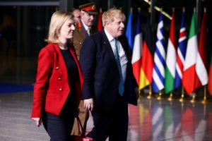 ko će naslijediti Liz Truss Liz Trus i BorisJohnson hodaju pored zastava