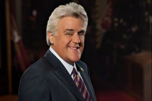 Jay Leno portret tamna podloga