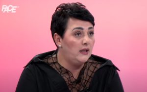 bahatost režima amina smajlović u crnoj košulji kratko ošišane crne kose u studiju iza roze pozadina i u lijevom gornjem uglu piše FACE logo televizije vidi se do ramena crveni karmin