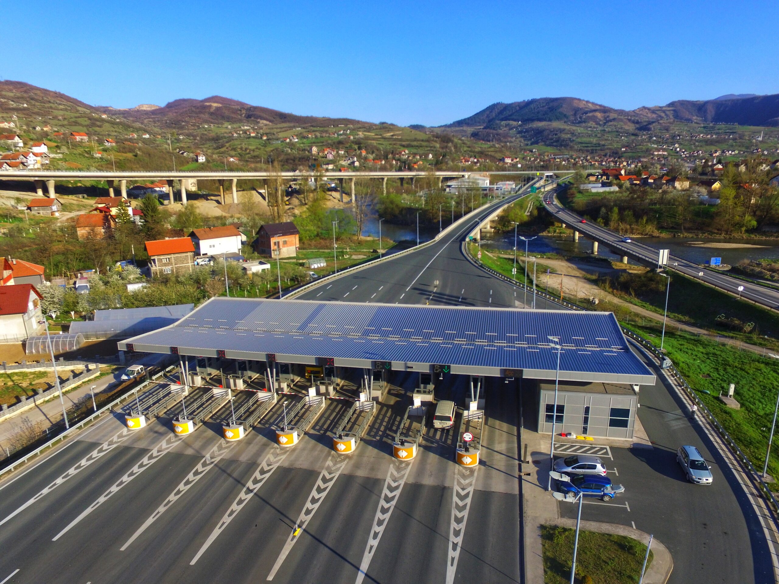 cijene cestarine na autocesti A1 naplatne kućice na izlazu sa autoceste A1 prema Zenici snimljeno odozgo vidi se šest kućica plavi krov sunlan dan kuće okolo ceste i autoput