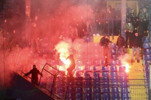 Utakmica Željezničar - Borac prekinuta je nakratko zbog sukoba navijača