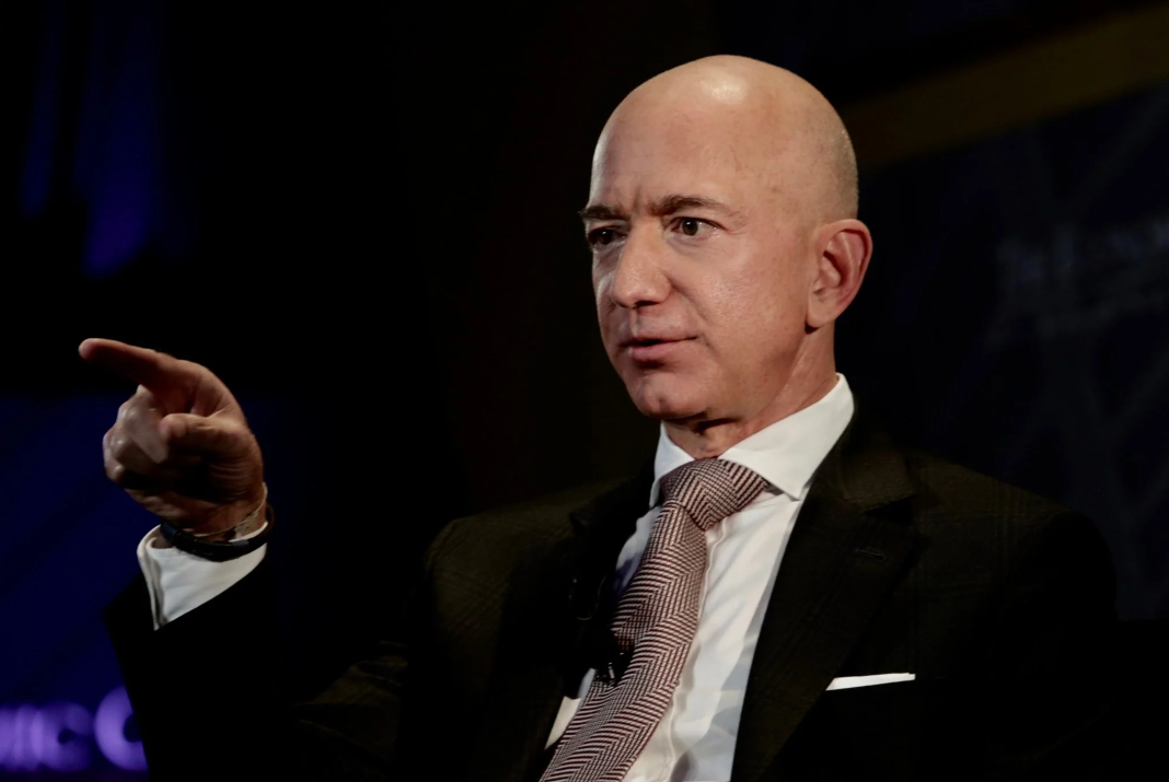 Bivša spremačica jeff bezos pokazuje prstom crna podloga