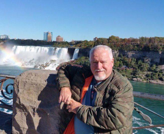 serijski ubica Bruce mcarthur ispred vodopada