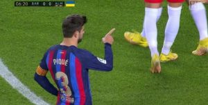 tražio da penal puca Gerard Pique pokszuje prstom na nekoga ko se ne vidi na slici u dresu barcelone na travi utakmica protiv Almerije vide se noge u bijelim štucnama i žutim kopačkama igrača koji stoje ispred njega