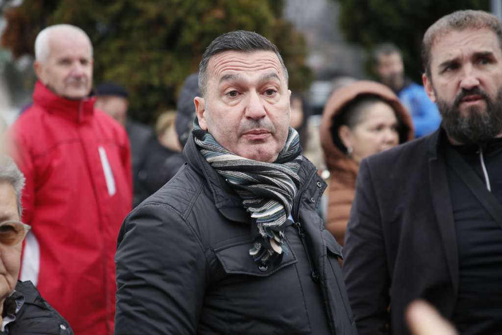 po Dodikovoj tužbi davor dragičevoć na protestima ispred suda