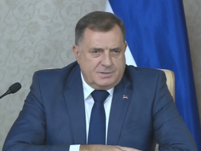 dodik sjedi za mikrofonom zastava rs