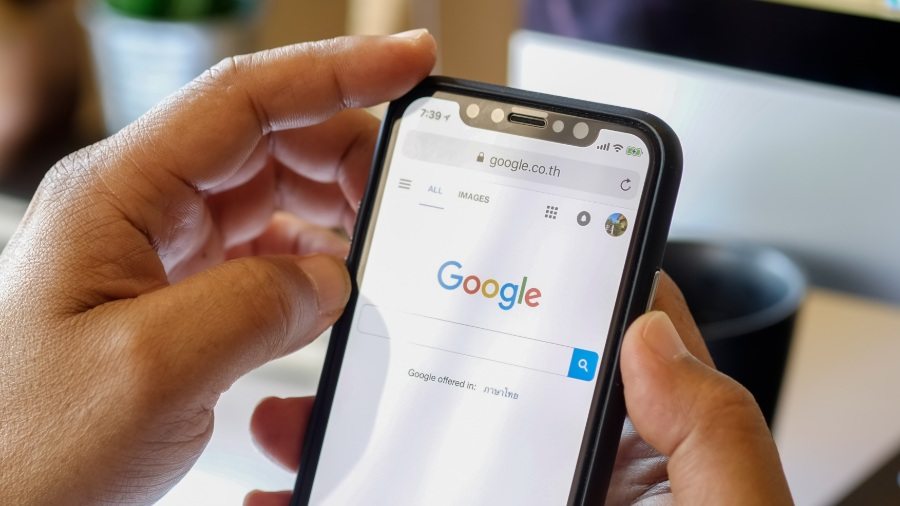 pretraživanja na Googleu drži mobitel u obje ruke google