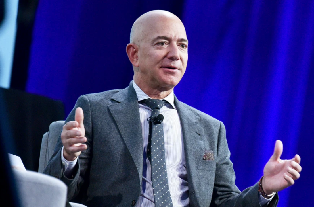 pokloniti većinu svog bogatstva jeff bezos govori raširene ruke