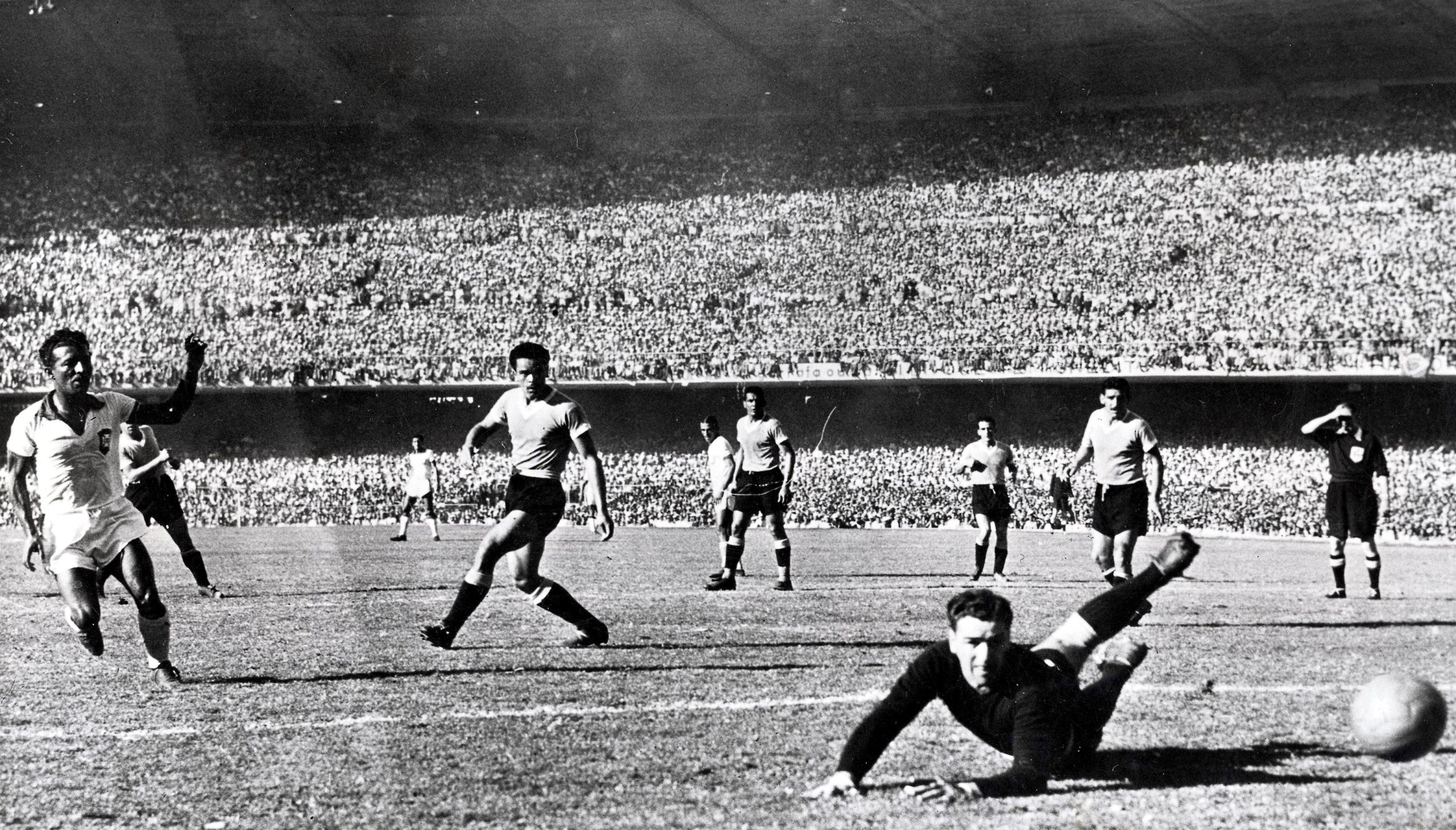 Svjetska prvenstva u fudbalu Stadion Marakana 1950, godine finale Brazil Urugvaj crnobijela fotografija stadion pun ljudi igrači na terenu