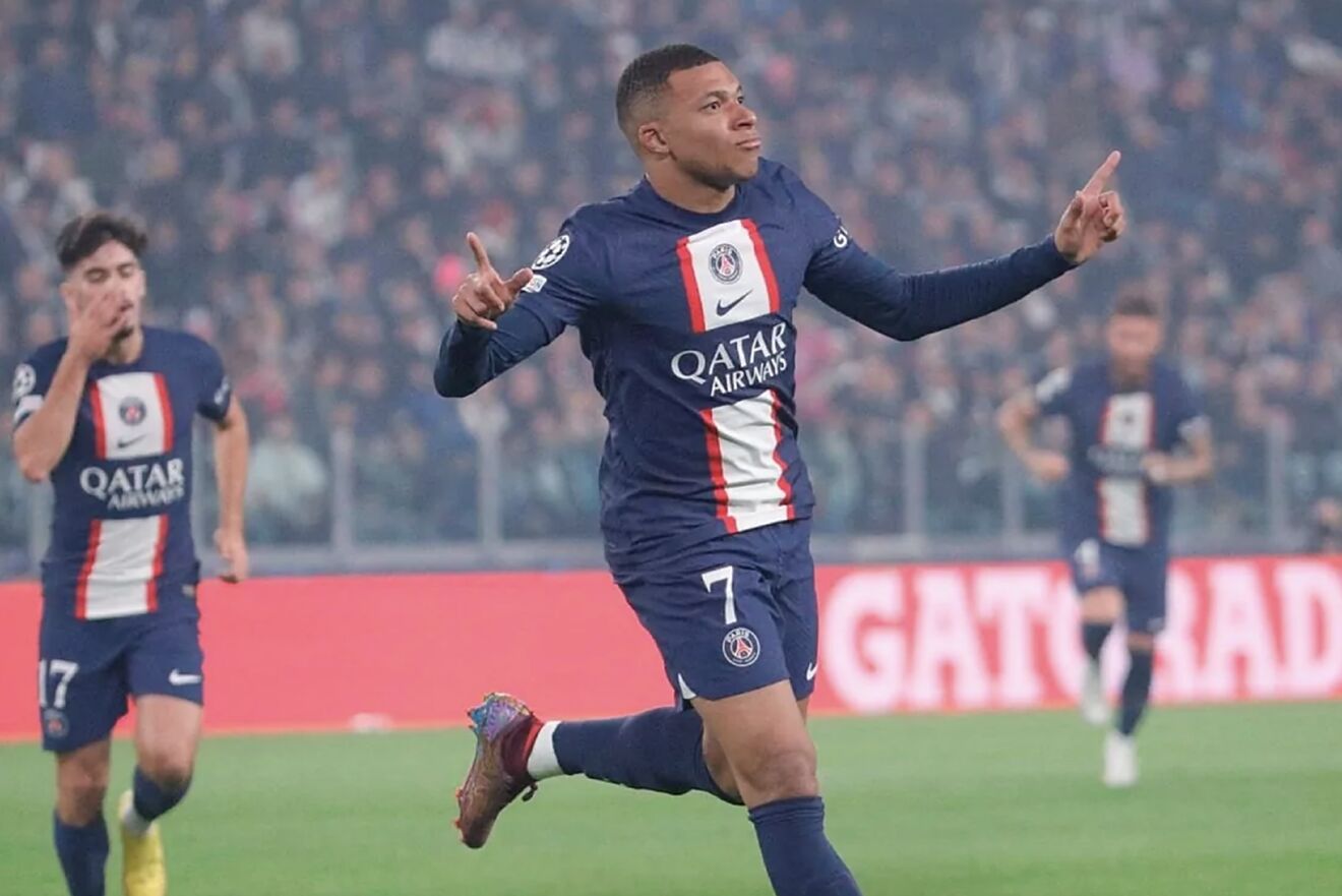 Mbappe oborio rekord Kylian Mbappe u dresu PSK tamno plava bijel i bordo broj 7 trči i raduje se ruke u zraku iza njega dva igrača u pozadini pun stadion utakmica noćna fotografija