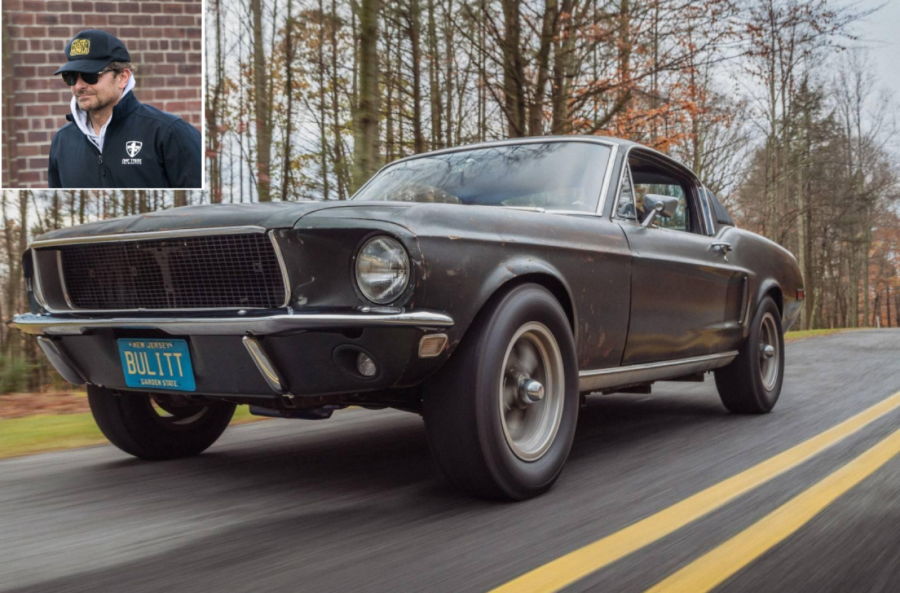 Najpoznatija automobilska jurnjava na slici Mustang stari sive boje na cesti okolo puma u ćošku Bradley Cooper sa kačketom na glavi tamno plava jakna smije se