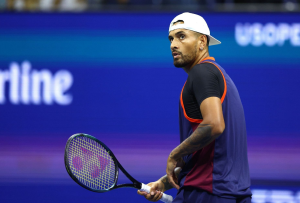 Kyrgiosa zaprosio muškarac Nick Kyrgios s reketom na teniskom terenu plava podloga