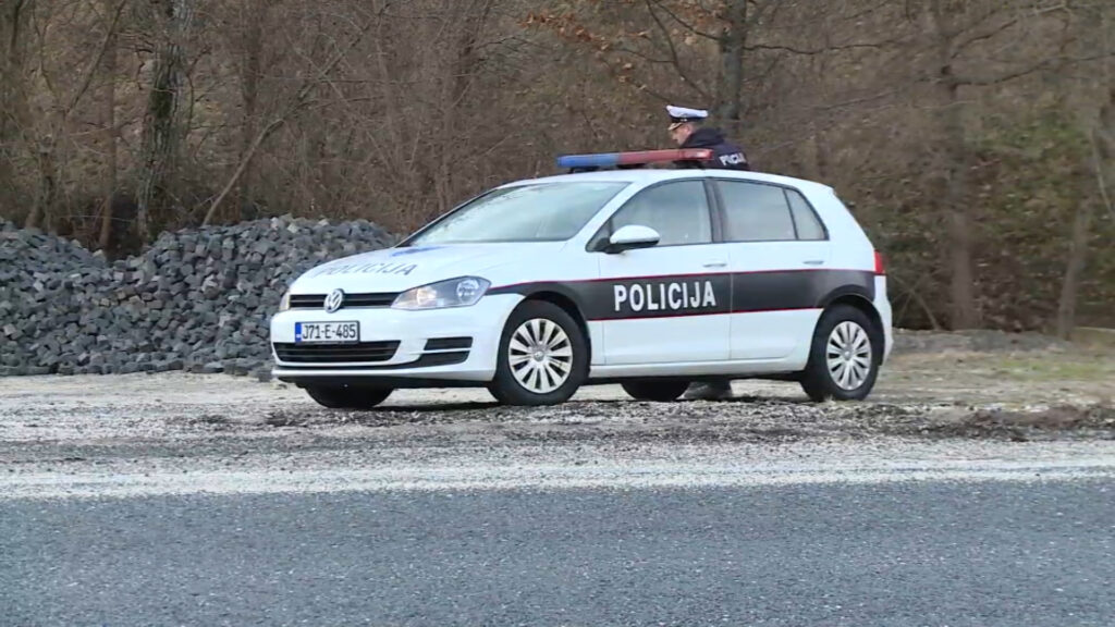 utopio se policajac policijsko auto na cesti