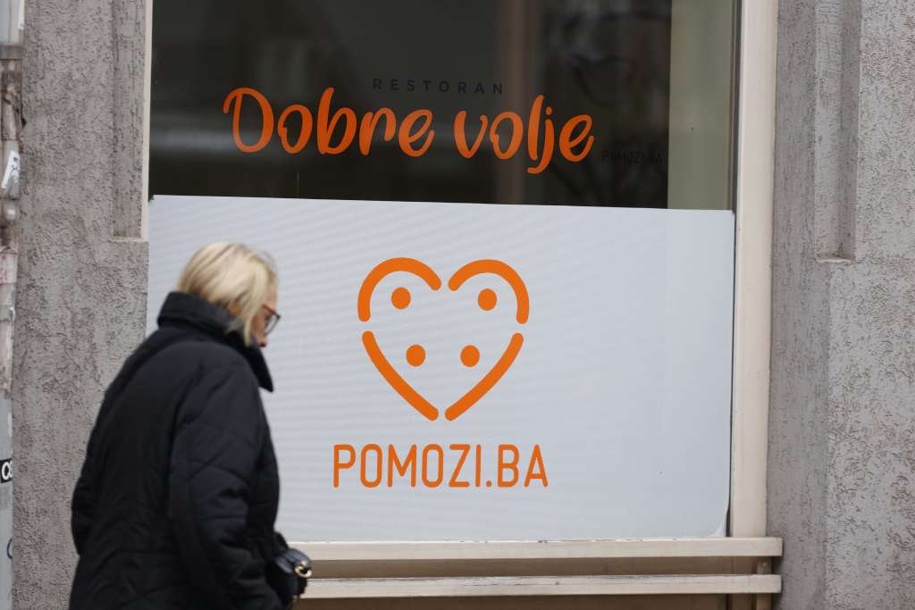 Pomozi.ba starija žena prolazi pored javne kuhinje pomozi.ba