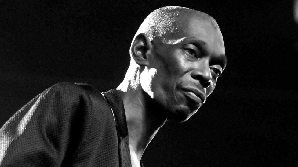 Maxi Jazz portret crno bijela slika