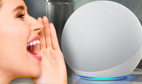 Alexa je neuspjeh za Amazon žena drži ruku pored usta i govori Alexi