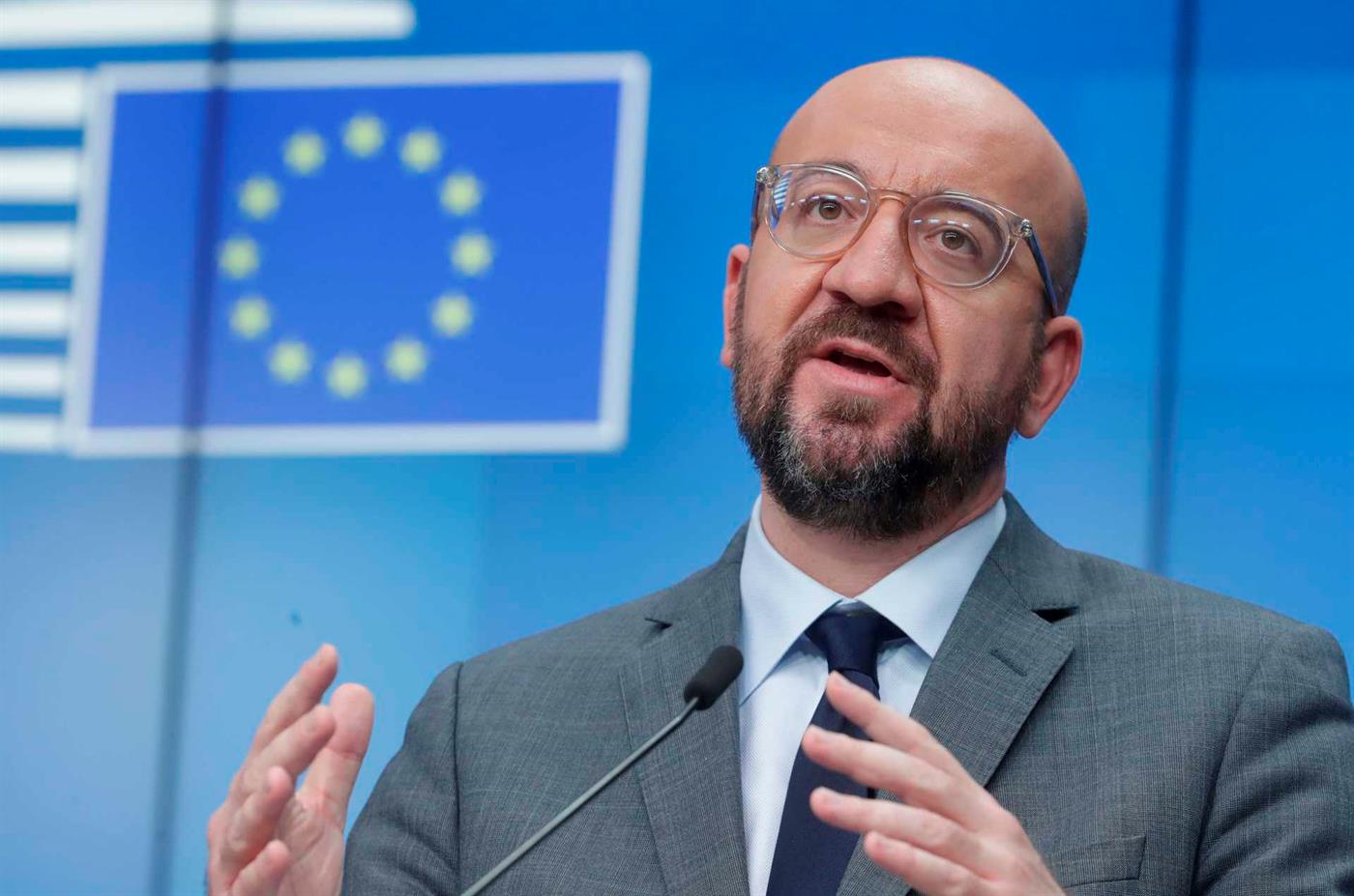 Ne želim prejudicirati Charles Michel izjavio u Tirani stoji vidi se od ramena nagore sivi sako bijela košulja tamnosiva kravata ruke dignute gore i raširene naočale brada ćelav iza plava podloga sa znakom EU