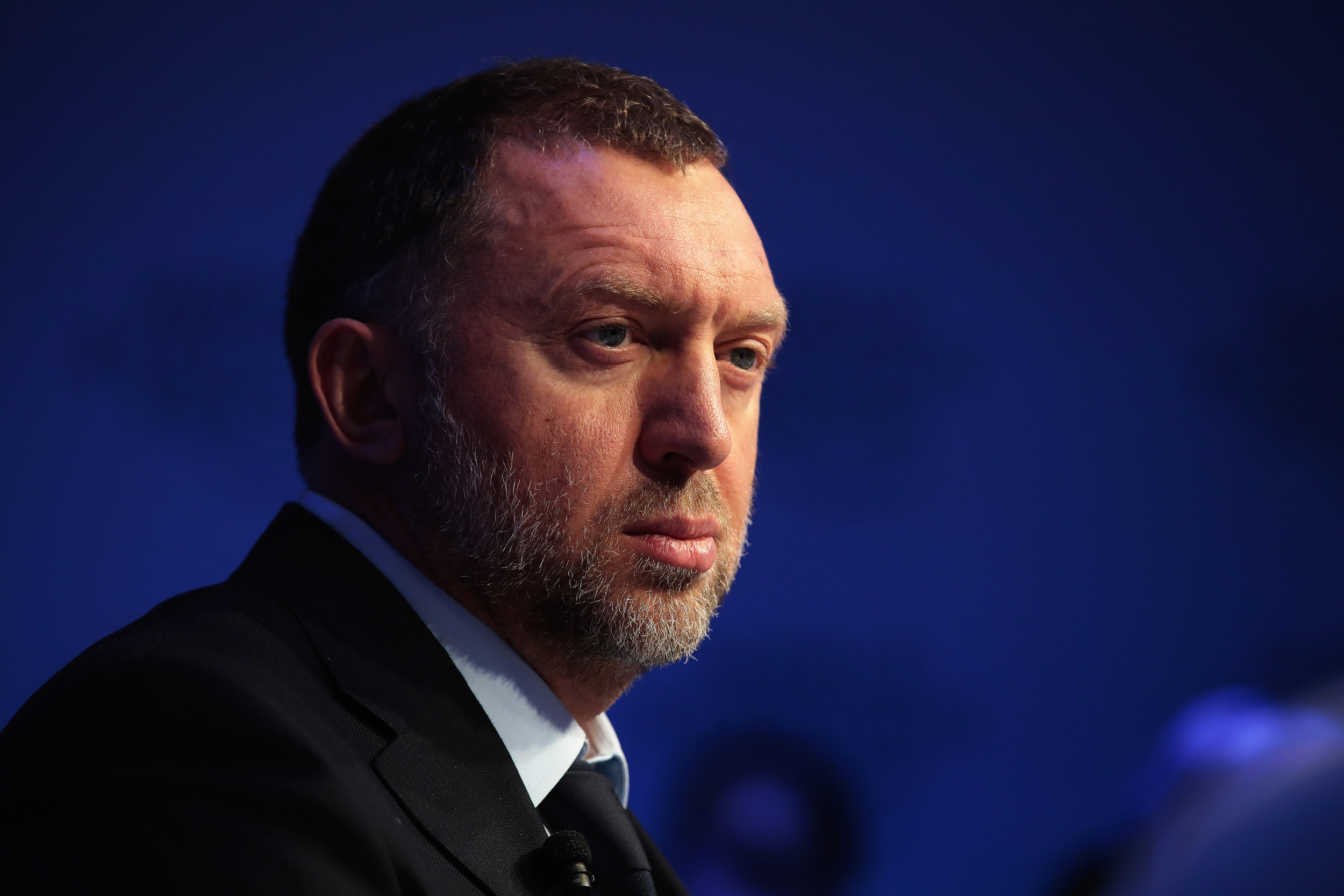 Moćni ruski oligarh oleg deripaska portret plava podloga