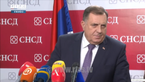 oštar kritičar milorad dodik za govornicom zastava rs natpis snsd na ćirilici na crvenom