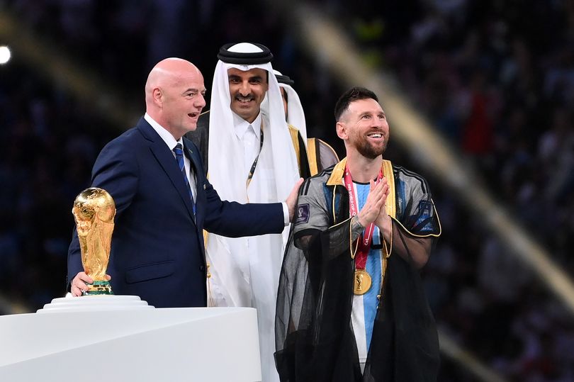 milion eura infantino šeik i messi u plaštu pored pehara iz katara