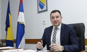 Sud BiH prihvatio žalbu miloš lučić sjedi za stolom iza njega zastava bih