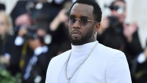 P. Diddy dobio sedmo dijete u bijelom sakou i bijeloj rolci ogroman srebreni lančić naočale sunčane iza publika vani