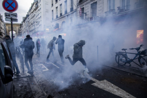 Kurdi izašli na ulice demonstracije kurda u centru pariz suzavac kapuljače maske