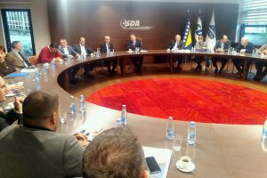 Predsjedništvo SDA članovi sjede za okruglim stolom crveni tepih