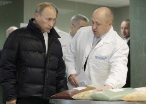 naredba ‘Zlim orlovima‘ vladimir putin u crnom i putinov kuhar u bijelom mantilu