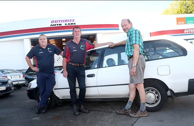 Toyotom Corollom Hebley i još dvojica stoje pored bijele Toyote corolle