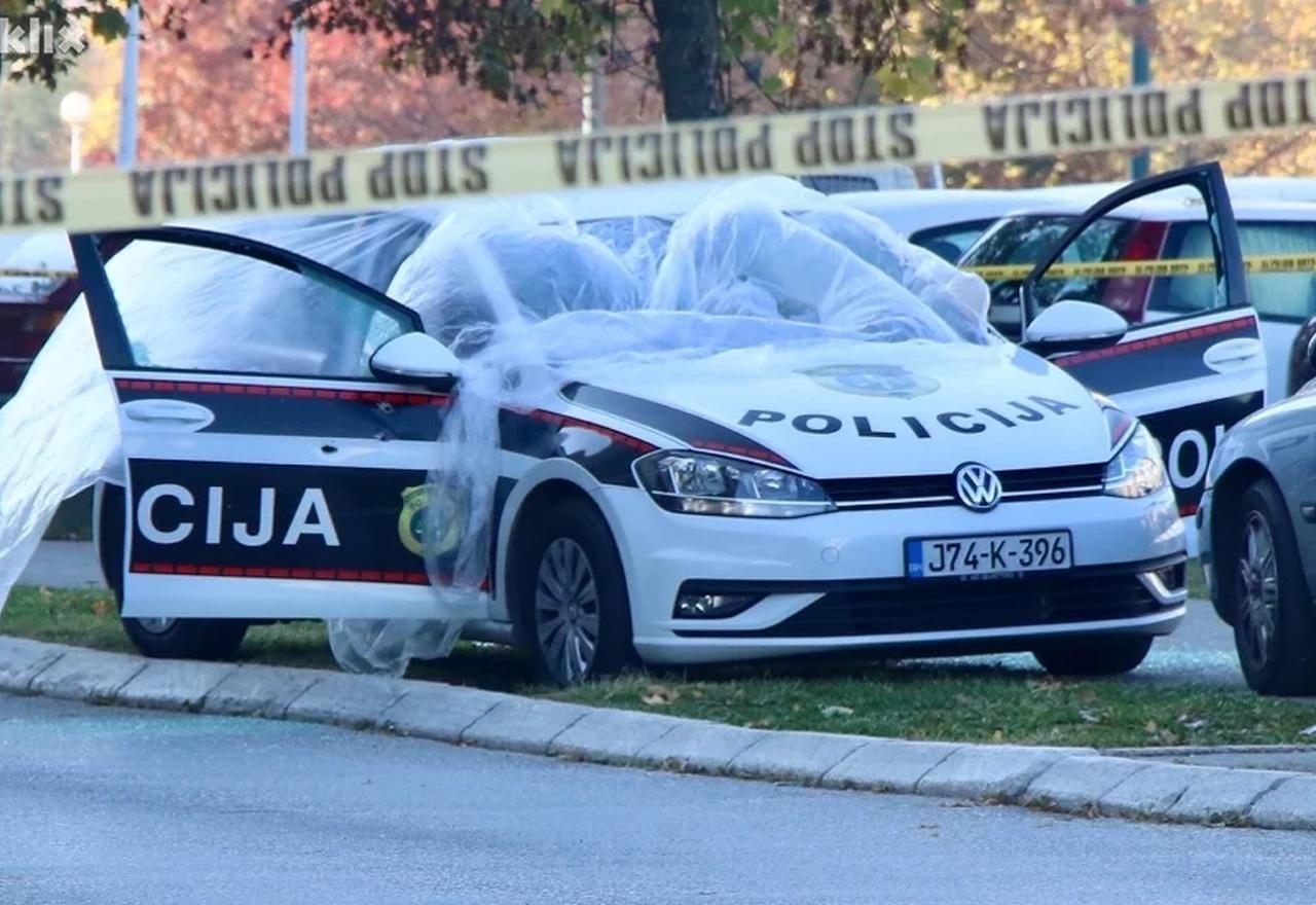 pritvor optuženima policijski golf pokriven najlonom žuta traka