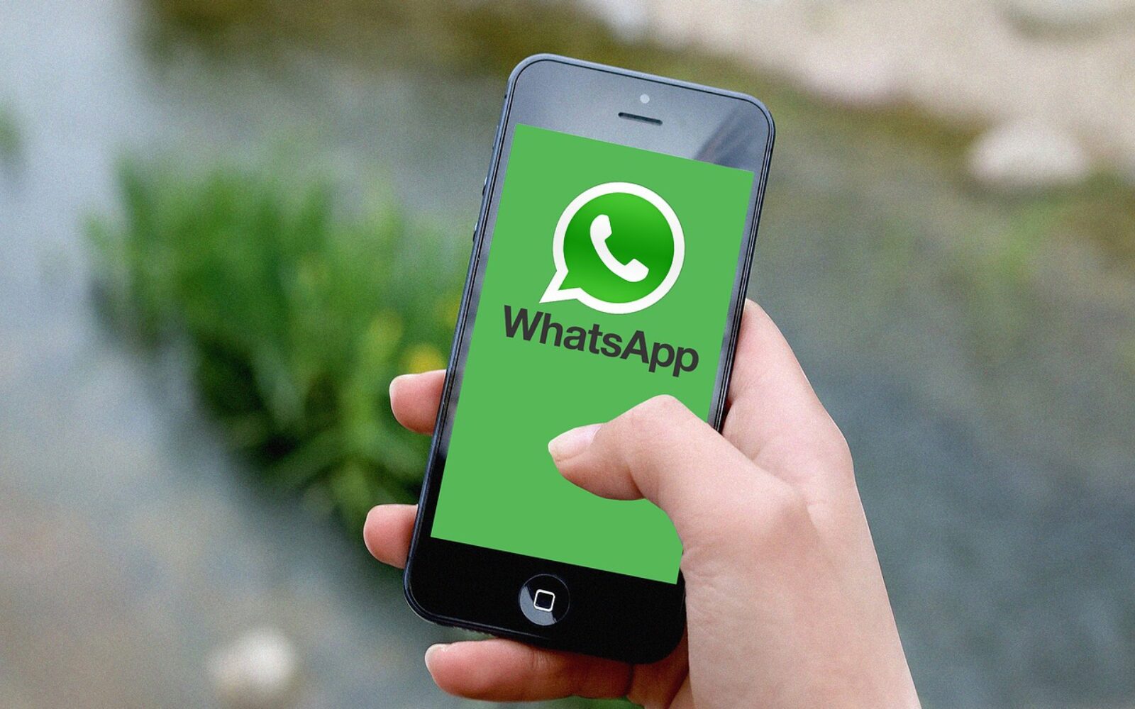 stiže sa Snapchata drži u ruci mobitel sa whatsappom