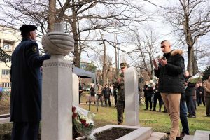 Omer Osmanović danas je u haremu Alipašine džamije položio cvijeće na mezar generalmajora Oružanih snaga BiH Huseina Tursunovića.