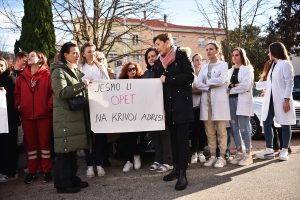 Održan je protestni skup nezadovoljnih zaposlenika Doma zdravlja Mostar, koji su svoj rad danas obustavili na pola sata, u razdoblju od 10 do 10.30 sati