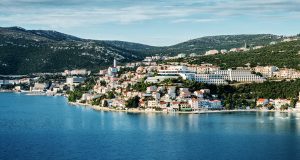 U Bosni i Hercegovini danas je pretežno oblačno sa kišom. U Tuzli i Neumu danas je najtoplije, izmjereno je 13 i 14 stepeni Celzijusa.