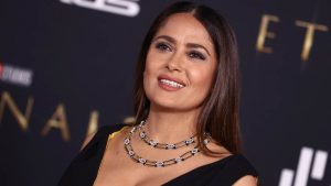 Salma Hayek (56) je dokaz da nema pravila šta žena smije, a šta ne smije da nosi u pedesetima na premijeri filma Magic Mike’s Last Dance