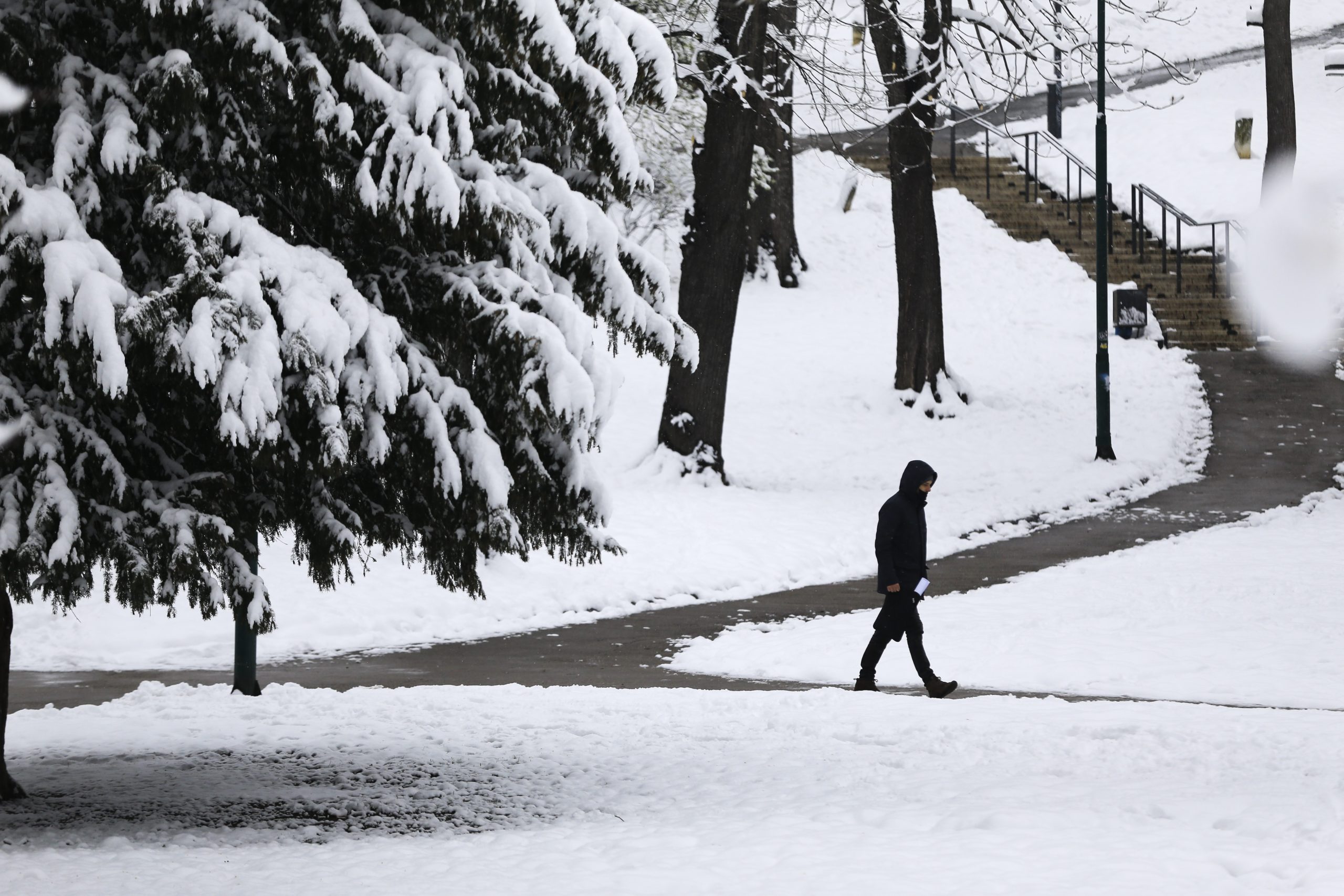 narandžasti meteoalarm sarajevo park snijeg čovjek šeta